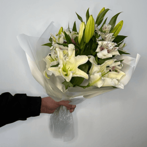 Букет из белых лилий и альстромерий