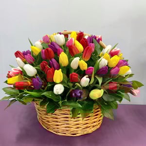 Корзина с цветами «Весенний бриз» из тюльпанов