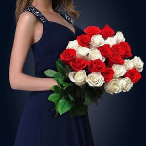 Букет «25 роз микс красные и белые Эквадор»
