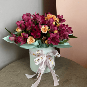 Шляпная коробка с цветами «Коробка из альстермерий» из альстромерий и роз