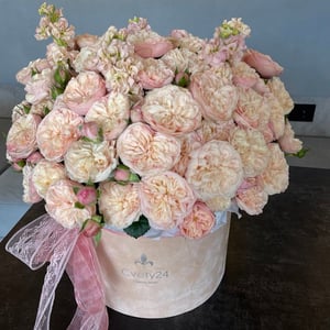 Шляпная коробка с цветами «Живи красиво» из экзотических цветов