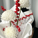 Букет «Большие хризантемы с илексом»