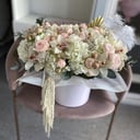 Шляпная коробка с цветами «Ванильный пломбир» из орхидей и роз