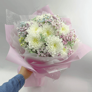 Нежный букет из гипсофилы и хризантемы