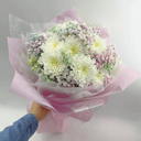 Нежный букет из гипсофилы и хризантемы