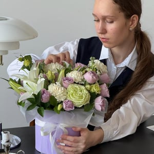 Шляпная коробка с цветами «Палитра» из гвоздик и роз