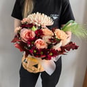 Композиция в тыкве на Хэллоуин из гвоздик и эустом