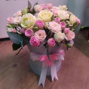 Шляпная коробка с цветами «Композиция "Гармоничный аккорд"» из роз