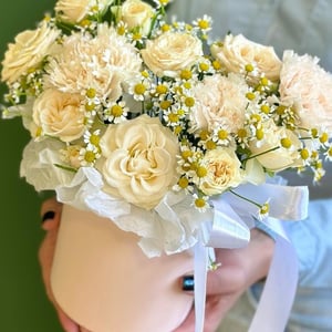 Шляпная коробка с цветами «Коробочка с кремовой кустовой розой»