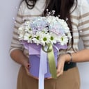 Шляпная коробка с цветами «Композиция в цилиндре из белых хризантем»