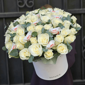 Шляпная коробка с цветами «51 роза и рафаэлло»