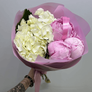 Букет «Ароматные пионы Сара с белой гортензией»