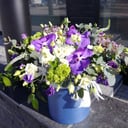 Шляпная коробка с цветами «Жемчужина красоты» из эустом и орхидей