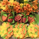 Набор живые цветы, пряники и пирожные из хризантем и альстромерий