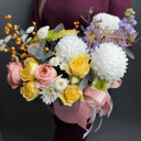 Шляпная коробка с цветами «Мамы как пуговки - на них все держится» из роз и хризантем