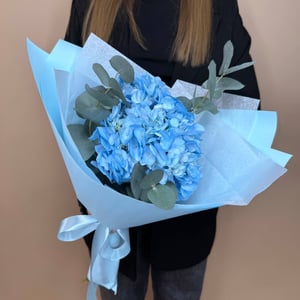 Букет «Голубая гортензия с эвкалиптом»