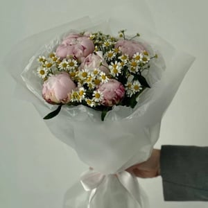 Букет из пионов и матрикарии