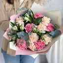 Круглый букет из нежных гвоздик