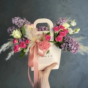 Шляпная коробка с цветами «Авторская композиция 8527» из роз и эустом