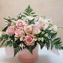 Шляпная коробка с цветами «Композция "Зефир"» из роз и альстромерий