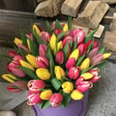 Шляпная коробка с цветами «Цветы в коробке» из тюльпанов