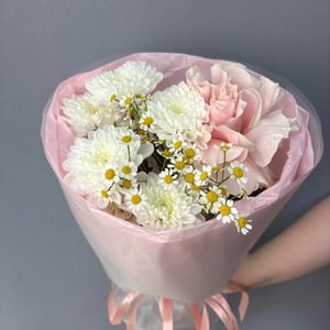 Букет из французской розы и матрикарии из хризантем и ромашек