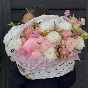 Корзина с игрушкой из эустом и хризантем