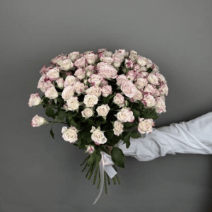 Букет кустовых розовых роз