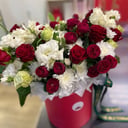 Шляпная коробка с цветами «Люблю тебя» из роз и гвоздик