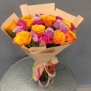 Букет «25 разноцветных роз 45 см»