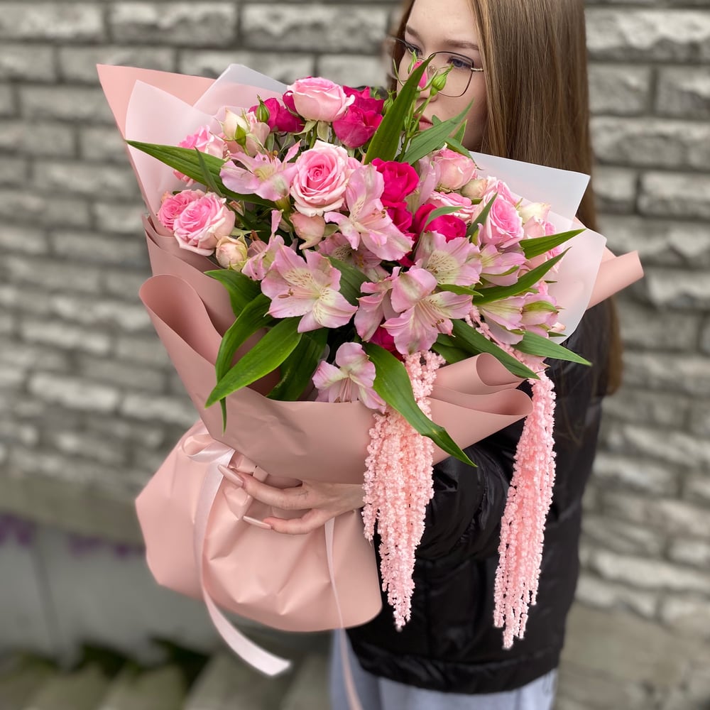 Букет с амарантом средний из роз и альстромерий