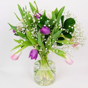 Букет «Весенний вкус» из тюльпанов и гипсофил