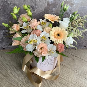 Коробка с цветами «Кремовый рай» из эустом и альстромерий