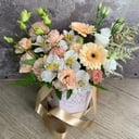 Коробка с цветами «Кремовый рай» из эустом и альстромерий