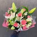 Ароматный букет с лилиями из гвоздик и альстромерий