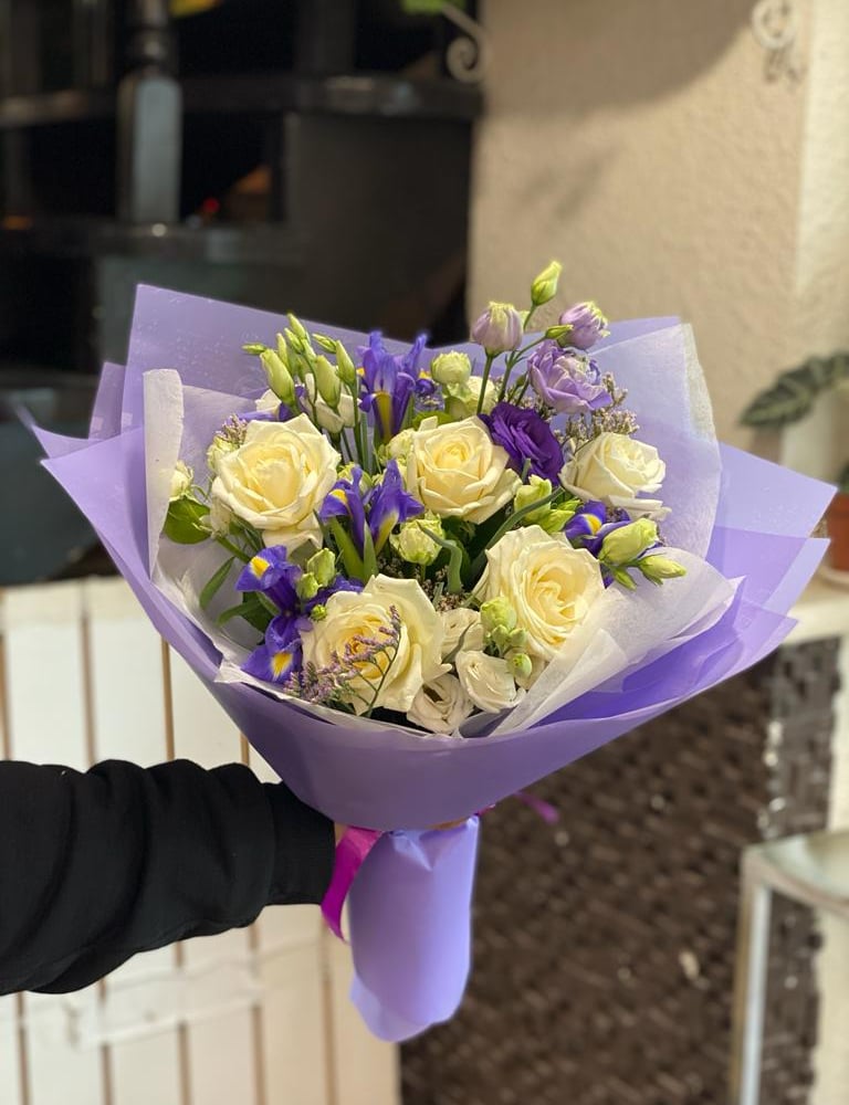 Букет «Амбра» из эустом и роз