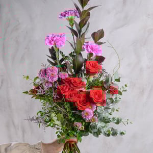 Букет яркий рассвет из роз и гвоздик