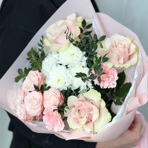 Букет сборный с розами и хризантемой