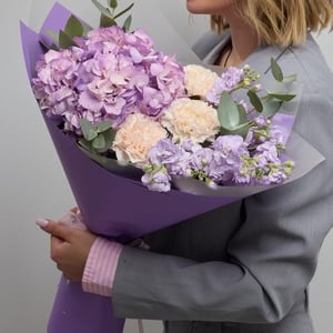 Букет с фиолетовой гортензией и маттиола