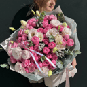 Букет из пионовидных роз и эустом