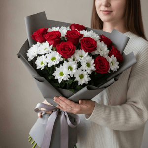Букет роз и хризантем