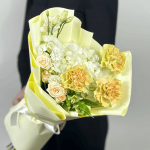 Букет «Сердцебиение» из гвоздик и роз