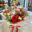 Букет «Клюква в сахарной пудре» из роз и эустом