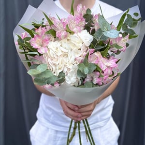Авторский букет Альстромерии и гортензии