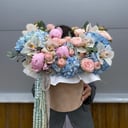 Шляпная коробка с цветами «Композиция в бархатной коробке» из орхидей и роз