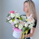 Букет «Коробочка в нежных оттенках» из эустом и хризантем