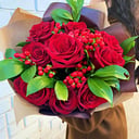 Букет из 9 роз и гиперикума