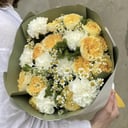 Букет из пионовидной розы и танацетума из гвоздик