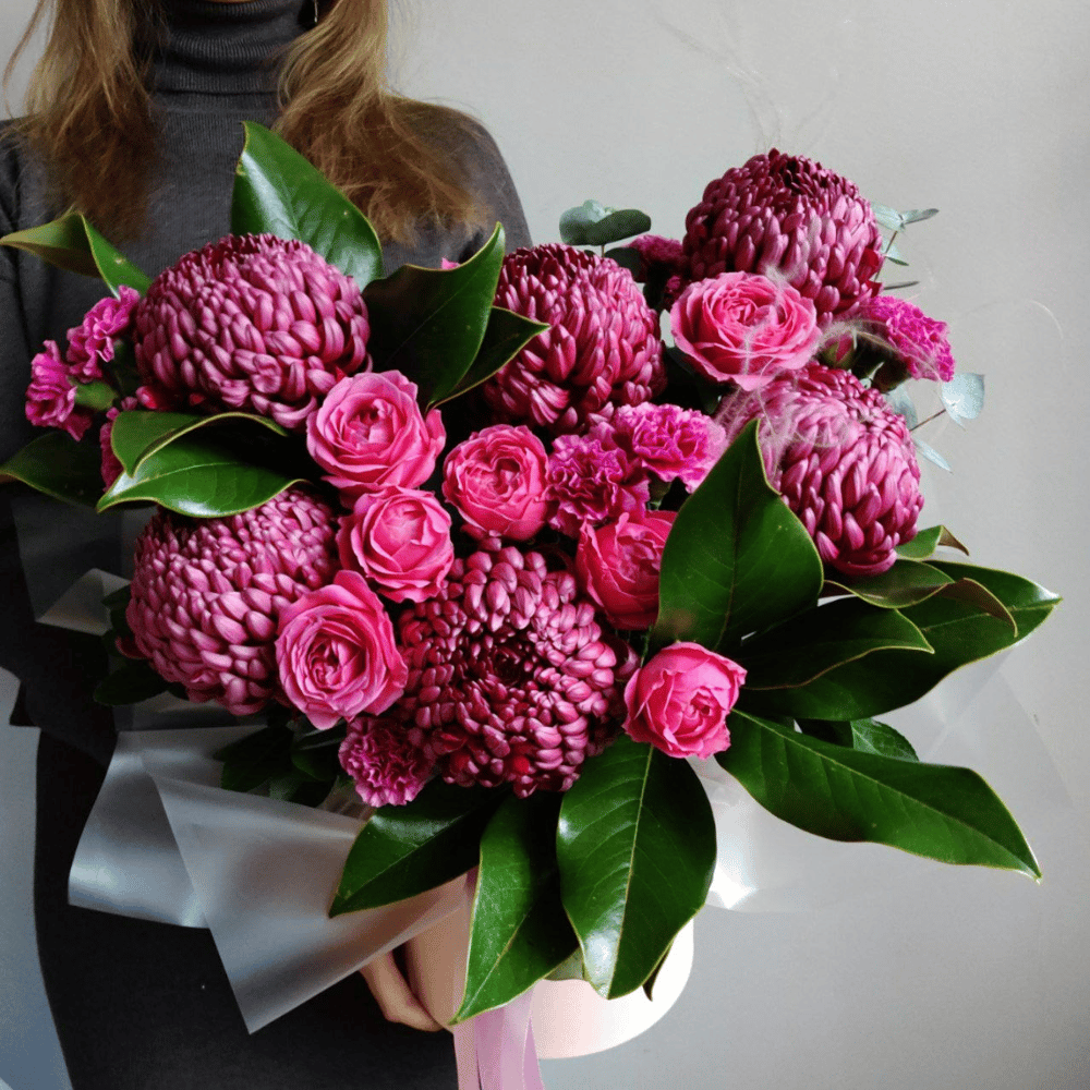 Шляпная коробка с цветами «Хризантемы Бигуди и розы Мисти»