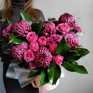 Шляпная коробка с цветами «Хризантемы Бигуди и розы Мисти»